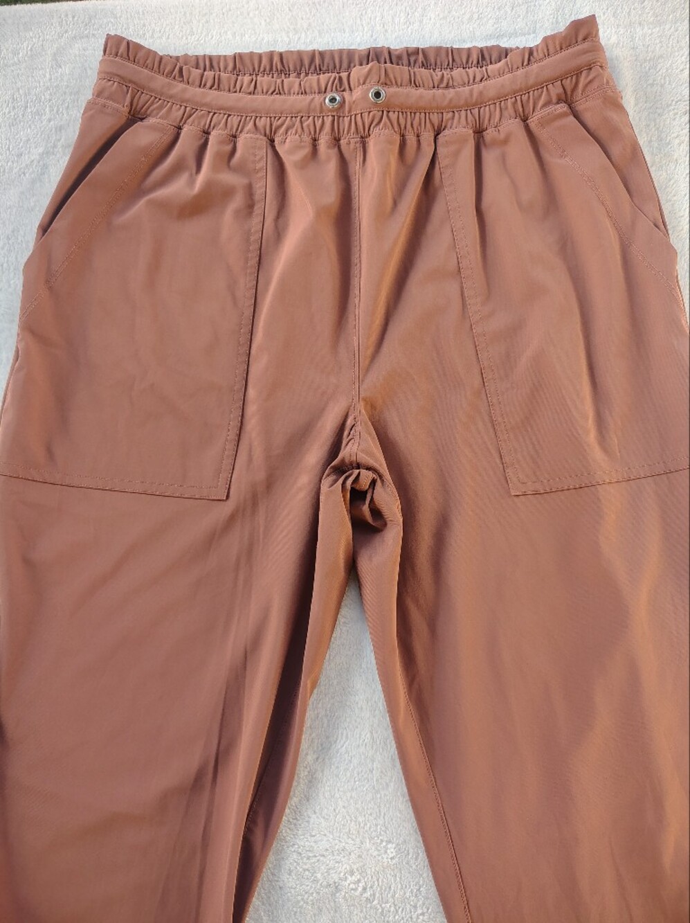 Vuori women's Joggers in Rust